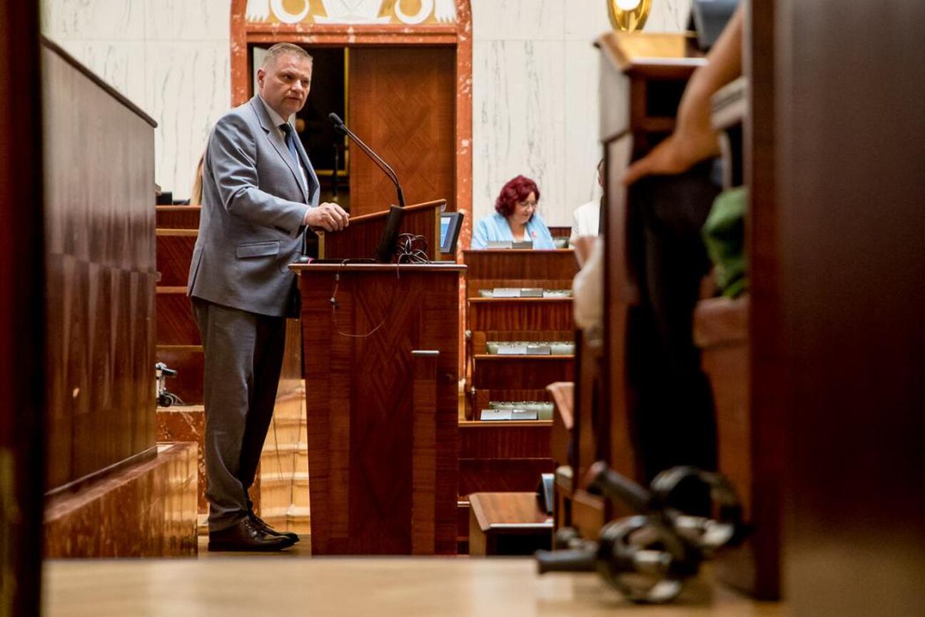 Konferencja o stwardnieniu rozsianym w Sali Sejmikowej, gdzie kobieta w białym płaszczu przemawia do publiczności. (wygenerowano przez AI)