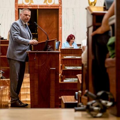 Rafał Adamczyk, członek Zarządu Województwa Śląskiego, przemawia na konferencji o stwardnieniu rozsianym. (wygenerowano przez AI)