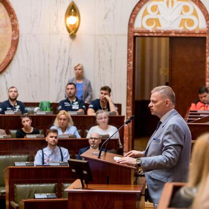 Rafał Adamczyk, członek Zarządu Województwa Śląskiego, przemawia na konferencji o stwardnieniu rozsianym w Sali Sejmu Śląskiego. (wygenerowano przez AI)