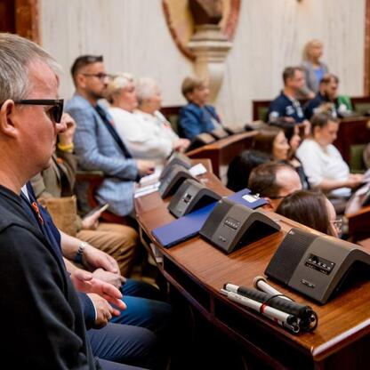Konferencja o stwardnieniu rozsianym w Sali Sejmu Śląskiego. Uczestnicy słuchają wykładu. (wygenerowano przez AI)