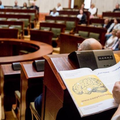 Konferencja o stwardnieniu rozsianym w Sali Sejmu Śląskiego. Uczestnicy słuchają prezentacji o leczeniu i wsparciu dla osób z tej chorobą. (wygenerowano przez AI)