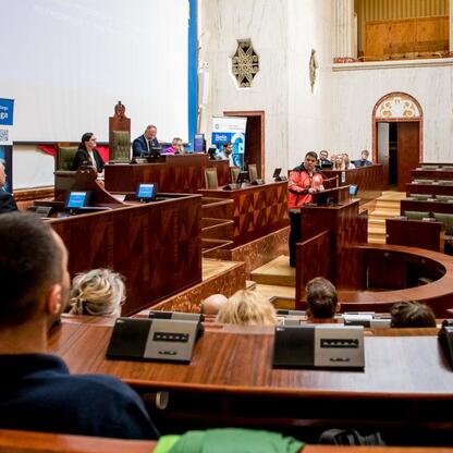 Konferencja o stwardnieniu rozsianym w Sali Sejmu Śląskiego. Panel dyskusyjny z udziałem Wojciecha Koniecznego i Rafała Adamczyka. (wygenerowano przez AI)