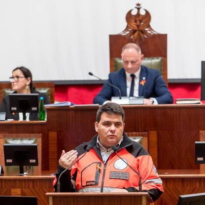 Konferencja o stwardnieniu rozsianym w Sali Sejmu Śląskiego. (wygenerowano przez AI)