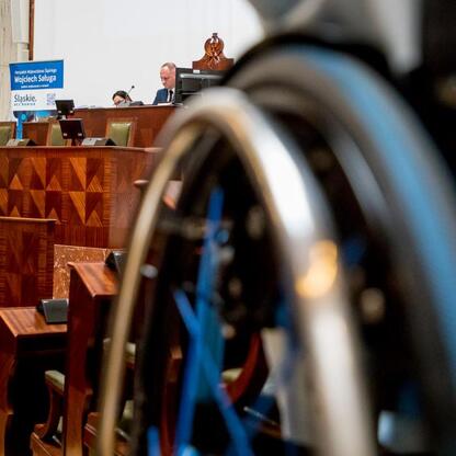 Konferencja o stwardnieniu rozsianym w Sali Sejmiku Śląskiego. (wygenerowano przez AI)