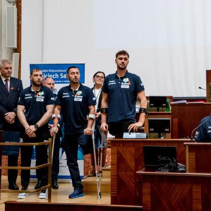 Członek Zarządu Województwa Śląskiego Rafał Adamczyk uczestniczy w konferencji o stwardnieniu rozsianym w Sali Sejmu Śląskiego. (wygenerowano przez AI)