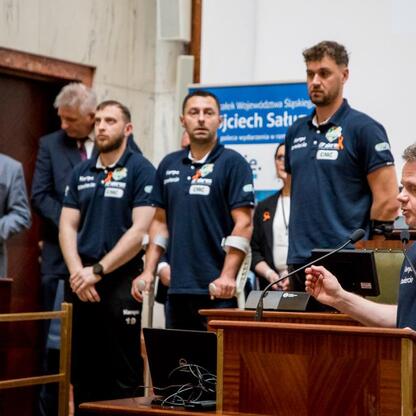 Członek Zarządu Województwa Śląskiego Rafał Adamczyk prowadzi dyskusję na konferencji o stwardnieniu rozsianym. (wygenerowano przez AI)