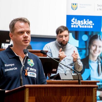 Podczas konferencji w Sali Sejmikowej w Śląsku dyskutowano o stwardnieniu rozsianym. (wygenerowano przez AI)