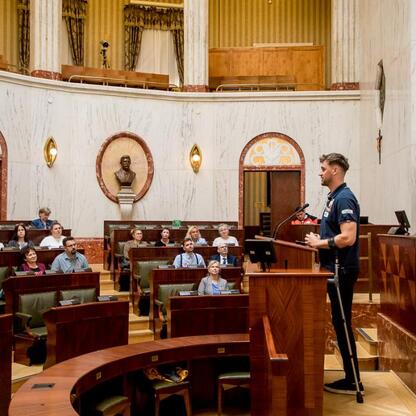 Formalna konferencja w Sali Sejmiku Śląskiego, temat: stwardnienie rozsiane. (wygenerowano przez AI)