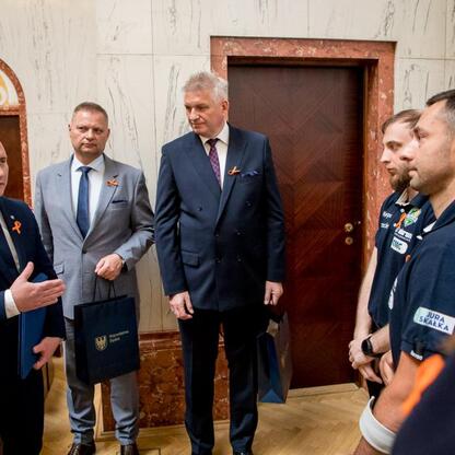 Członek Zarządu Województwa Śląskiego Rafał Adamczyk uczestniczy w konferencji o stwardnieniu rozsianym w Sali Sejmu Śląskiego. (wygenerowano przez AI)