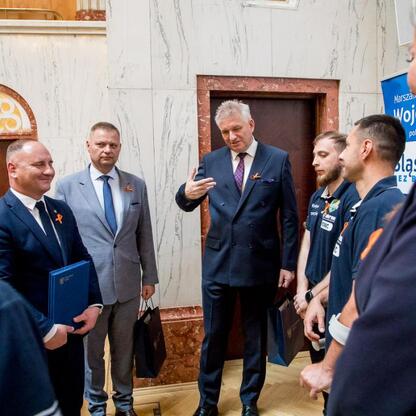 Członek Zarządu Województwa Śląskiego, Rafał Adamczyk, uczestniczy w konferencji o stwardnieniu rozsianym w Sali Sejmu Śląskiego. (wygenerowano przez AI)
