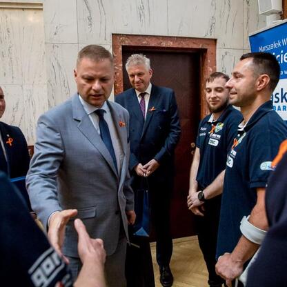Rafał Adamczyk, członek Zarządu Województwa Śląskiego, uczestniczy w konferencji o stwardnieniu rozsianym w Sali Sejmu Śląskiego. (wygenerowano przez AI)