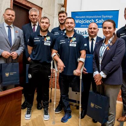 Grupa przedstawicieli z Silesia i Paravolleyu Aluron CMC Paravolley Zawiercie na konferencji o stwardnieniu rozsianym. (wygenerowano przez AI)