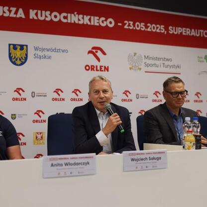 Wojciech Saługa, Marszałek Województwa Śląskiego, prowadzi konferencję prasową w Superauto.pl Stadion Śląski. (wygenerowano przez AI)