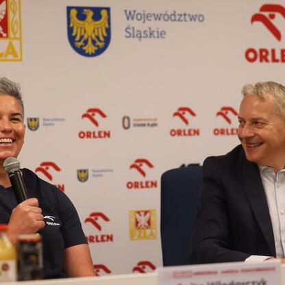 Grupa osób uczestniczących w konferencji prasowej przed 71. edycją Orlen Memoriału im. Janusza Kusocińskiego. (wygenerowano przez AI)