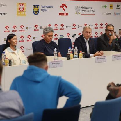Wojciech Saługa, Marszałek Województwa Śląskiego, prowadzi konferencję prasową w Superauto.pl Stadion Śląski, przygotowując się do 71. edycji Orlen Memorial Janusza Kusocińskiego. (wygenerowano przez AI)
