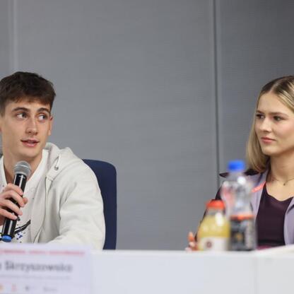 Panel dyskusyjny podczas konferencji prasowej przed Orlen Memoriałem im. Janusza Kusocińskiego. (wygenerowano przez AI)