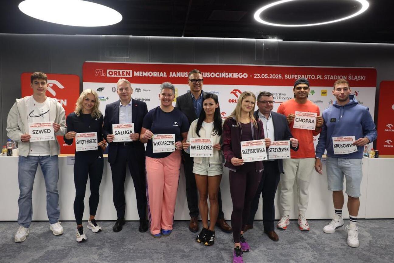 Grupa sportowców i urzędników na konferencji prasowej przed 71. Memoriałem Janusza Kusocińskiego. (wygenerowano przez AI)