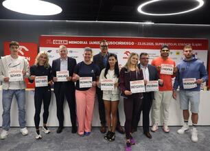 Grupa sportowców i urzędników na konferencji prasowej przed 71. Memoriałem Janusza Kusocińskiego. (wygenerowano przez AI)