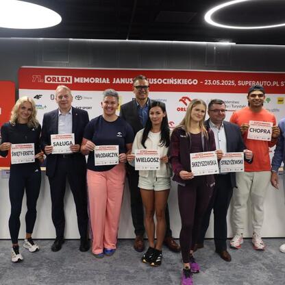 Grupa sportowców i urzędników na konferencji prasowej przed 71. Memoriałem Janusza Kusocińskiego. (wygenerowano przez AI)
