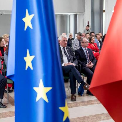 Wicemarszałek Grzegorz Boski podpisuje umowy w Urzędzie Marszałkowskim Województwa Śląskiego. (wygenerowano przez AI)