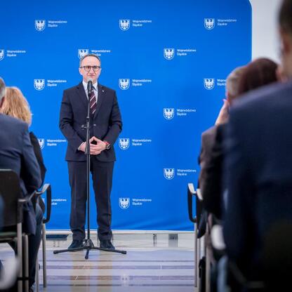 Grzegorz Boski, wicemarszałek Województwa Śląskiego, przemawia na ceremonii wręczenia umów na modernizację dróg województwa. (wygenerowano przez AI)