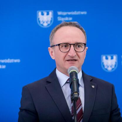 Grzegorz Boski, wicemarszałek Województwa Śląskiego, przemawia na konferencji prasowej o modernizacji dróg wiejskich. (wygenerowano przez AI)