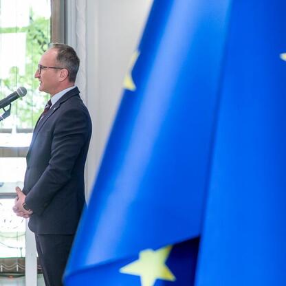 Grzegorz Boski, wicemarszałek Śląska, przemawia na uroczystości modernizacji dróg wiejskich. (wygenerowano przez AI)