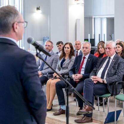Wizytacja modernizacji dróg dojazdowych do terenów wiejskich w Silesia. (wygenerowano przez AI)