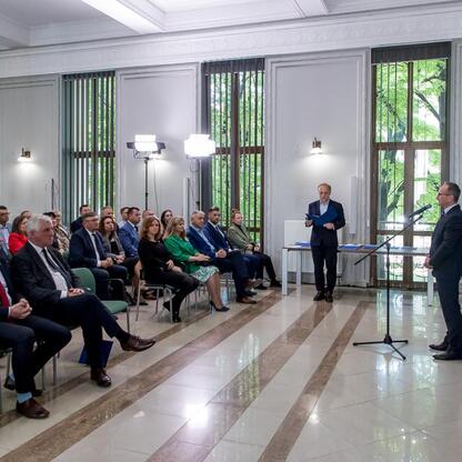 Uroczystość w Urzędzie Marszałkowskim Województwa Śląskiego, podczas której podpisywane są umowy na modernizację dróg dojazdowych do terenów wiejskich. (wygenerowano przez AI)