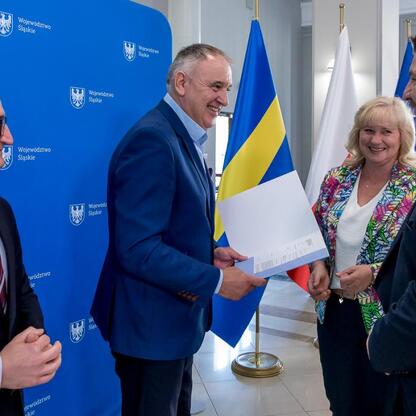Grzegorz Boski, wicemarszałek Śląska, wraz z Marekiem Bieniekiem, przewodniczącym Komisji Rolnictwa i Terenów Wiejskich Sejmiku Województwa Śląskiego, uczestniczy w ceremonii wręczenia umów na moderni (wygenerowano przez AI)