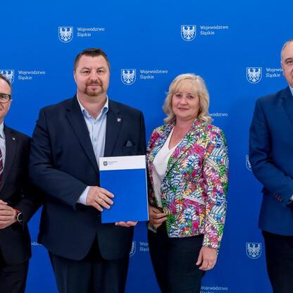 Grzegorz Boski, wicemarszałek Województwa Śląskiego, podczas ceremonii przekazania umów na modernizację dróg dojazdowych do terenów wiejskich. (wygenerowano przez AI)