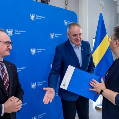 Wicemarszałek Grzegorz Boski wręcza umowy na modernizację dróg dojazdowych do terenów wiejskich. (wygenerowano przez AI)