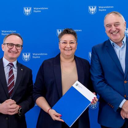 Grzegorz Boski, wicemarszałek Województwa Śląskiego, podczas przekazania umów na modernizację dróg dojazdowych do terenów wiejskich. (wygenerowano przez AI)