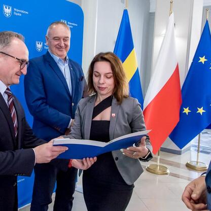 Grzegorz Boski, wicemarszałek Województwa Śląskiego, wręcza umowy na modernizację dróg dojazdowych do terenów wiejskich. (wygenerowano przez AI)