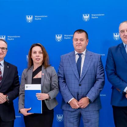 Grzegorz Boski, wicemarszałek Województwa Śląskiego, podczas uroczystego przekazania umów na modernizację dróg dojazdowych do terenów wiejskich. (wygenerowano przez AI)