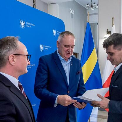 Wicemarszałek Grzegorz Boski wręcza dokumenty z modernizacji dróg wiejskich. (wygenerowano przez AI)
