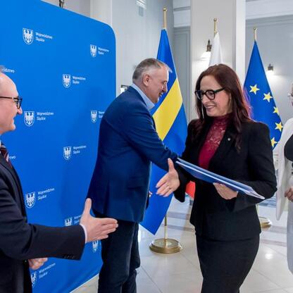Wicemarszałek Grzegorz Boski prezentuje umowy modernizacji dróg dojazdowych do terenów wiejskich. (wygenerowano przez AI)