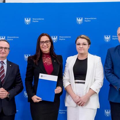 Grzegorz Boski, wicemarszałek Województwa Śląskiego, podczas ceremonii wręczenia umów na modernizację dróg dojazdowych do terenów wiejskich. (wygenerowano przez AI)