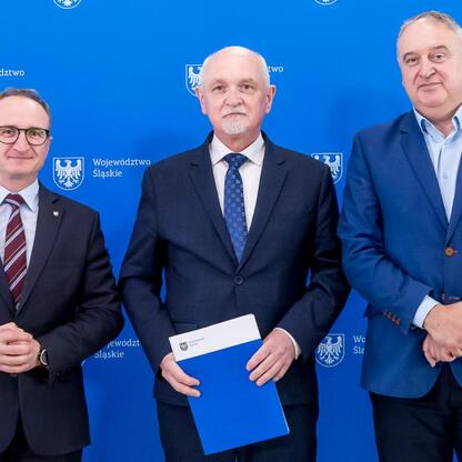 Grzegorz Boski, wicemarszałek Województwa Śląskiego, podczas uroczystego przekazania umów na modernizację dróg dojazdowych do terenów wiejskich. (wygenerowano przez AI)