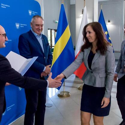 Wicemarszałek Grzegorz Boski i przedstawiciele samorządów podpisują umowy na modernizację dróg dojazdowych do terenów wiejskich. (wygenerowano przez AI)