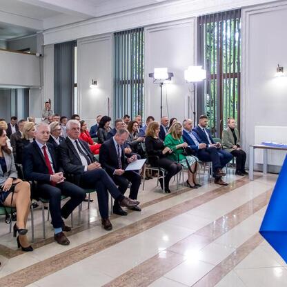 Uroczystość przekazania umów modernizacji dróg dojazdowych do terenów wiejskich w Silesia. (wygenerowano przez AI)