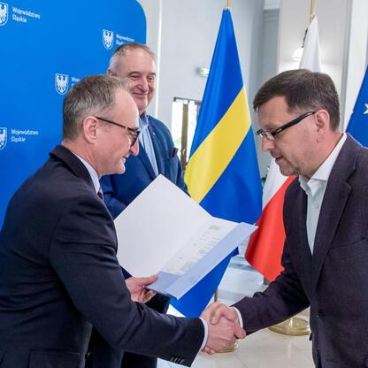 Grzegorz Boski, wicemarszałek Śląska, wręcza umowy modernizacji dróg dojazdowych do terenów wiejskich. (wygenerowano przez AI)