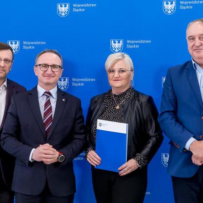 Grzegorz Boski, wicemarszałek Województwa Śląskiego, wraz z Marekiem Bieniekiem, przewodniczącym Komisji Rolnictwa i Terenów Wiejskich Sejmiku Województwa Śląskiego, uczestniczą w uroczystym przekazan (wygenerowano przez AI)