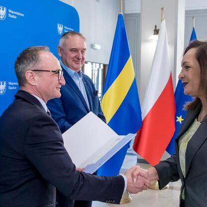 Grzegorz Boski, wicemarszałek, wręcza umowy modernizacji dróg dojazdowych do terenów wiejskich. (wygenerowano przez AI)