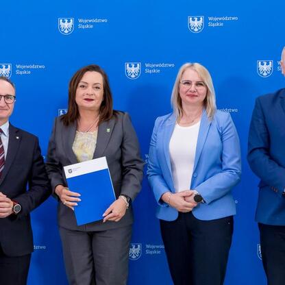 Wicemarszałek Grzegorz Boski i Marek Bieniek, przewodniczący Komisji Rolnictwa i Terenów Wiejskich Sejmiku Województwa Śląskiego, uczestniczą w ceremonii wręczenia umów na modernizację dróg dojazdowyc (wygenerowano przez AI)