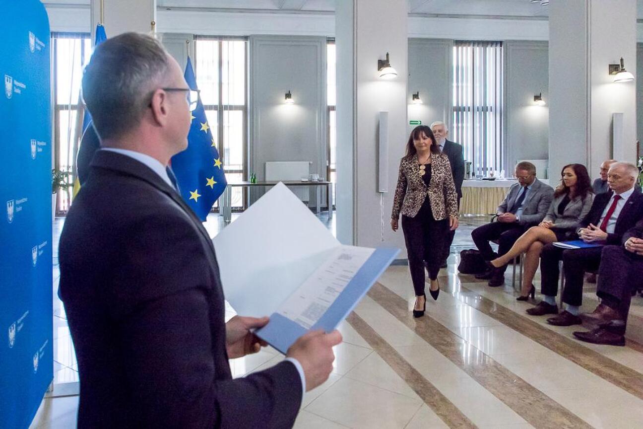 Grzegorz Boski, wicemarszałek Województwa Śląskiego, podczas ceremonii wręczenia umów na modernizację dróg dojazdowych do terenów wiejskich. (wygenerowano przez AI)