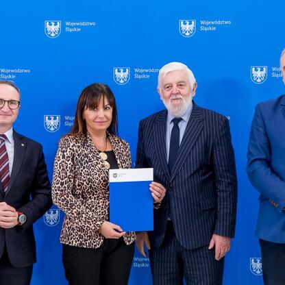 Grzegorz Boski, wicemarszałek Województwa Śląskiego, wraz z Marekiem Bieniekiem, przewodniczącym Komisji Rolnictwa i Terenów Wiejskich Sejmiku Województwa Śląskiego, podczas uroczystego przekazania um (wygenerowano przez AI)