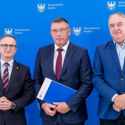 Grzegorz Boski, wicemarszałek Województwa Śląskiego, wraz z Marekiem Bieniekiem, przewodniczącym Komisji Rolnictwa i Terenów Wiejskich Sejmiku Województwa Śląskiego, podczas ceremonii wręczenia umów n (wygenerowano przez AI)