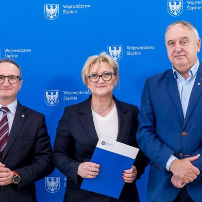 Grzegorz Boski, wicemarszałek Województwa Śląskiego, podczas przekazania umów na modernizację dróg dojazdowych do terenów wiejskich. (wygenerowano przez AI)