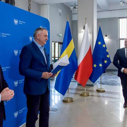 Wicemarszałek Grzegorz Boski i przedstawiciele samorządów podpisują umowy o modernizację dróg dojazdowych do terenów wiejskich. (wygenerowano przez AI)